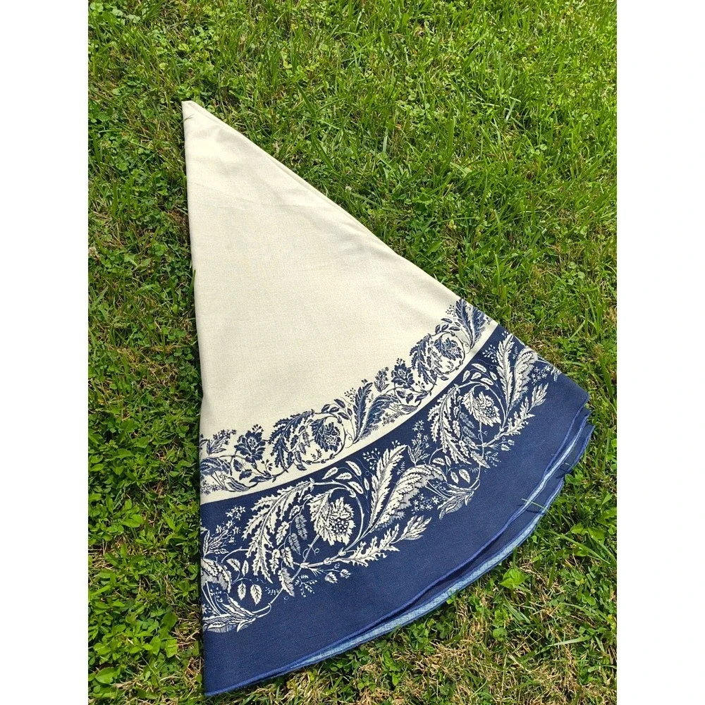 Vintage 1990-Y2K Round Linen Tablecloth 67.5